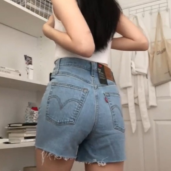 Levis Ribcage Shorts - Picture 4 of 4